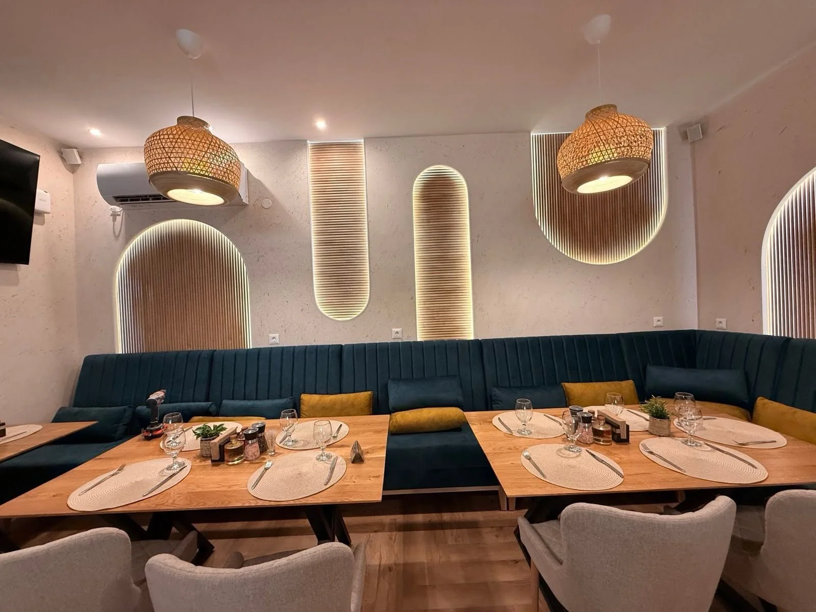 Завършен интериор на ресторант VIGO с декоративно покритие от Prima Decor